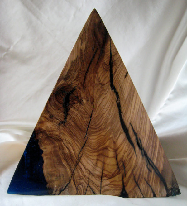pirámide de madera de olivo