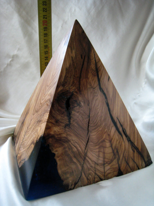 pirámide de madera olivo