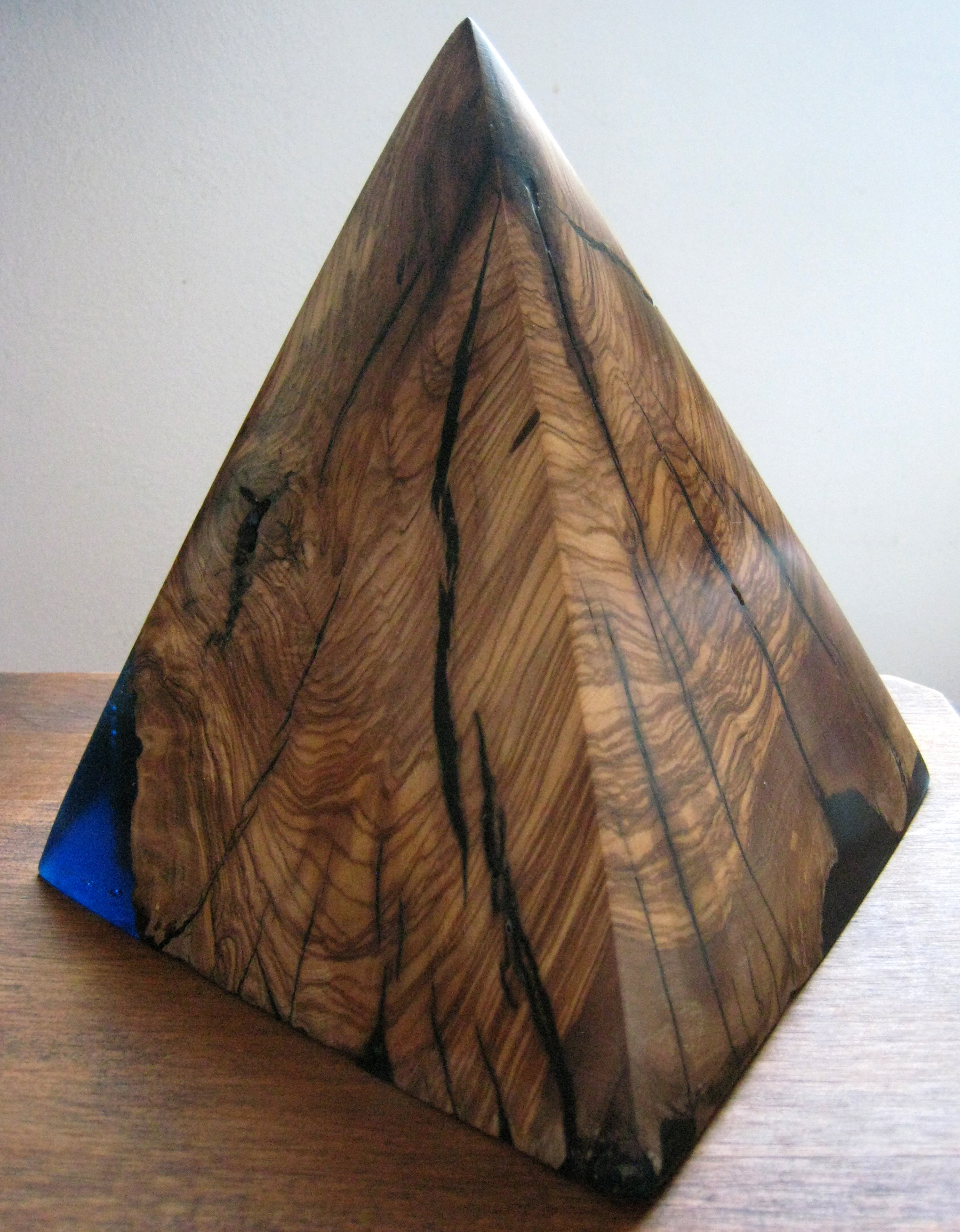 Pirámide de madera de olivo y resina epoxi - EncaLaConchi