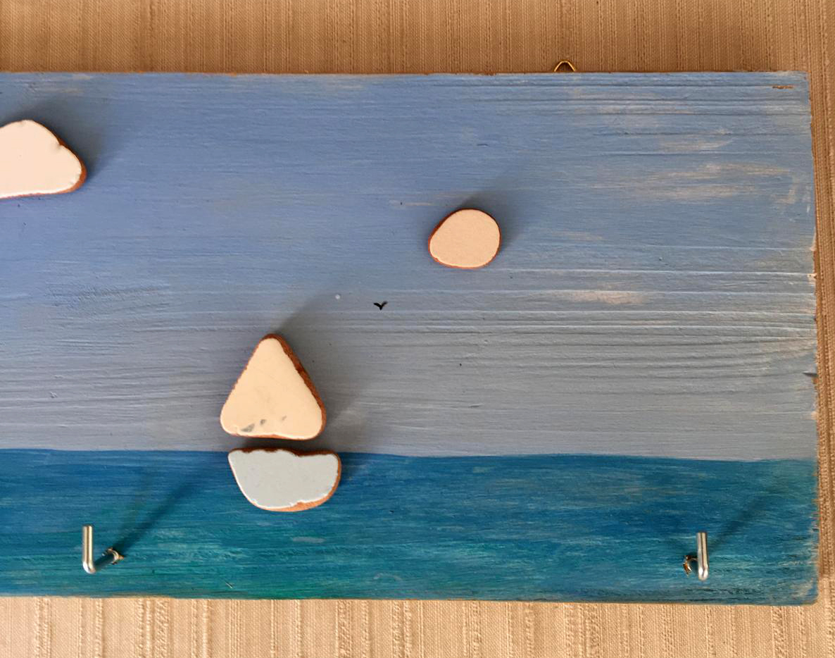 Perchero de motivos marinos o mediterráneos realizado artesanalmente con materiales reciclados