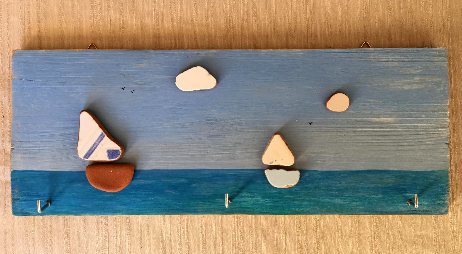 Perchero de motivos marinos o mediterráneos realizado artesanalmente con materiales reciclados