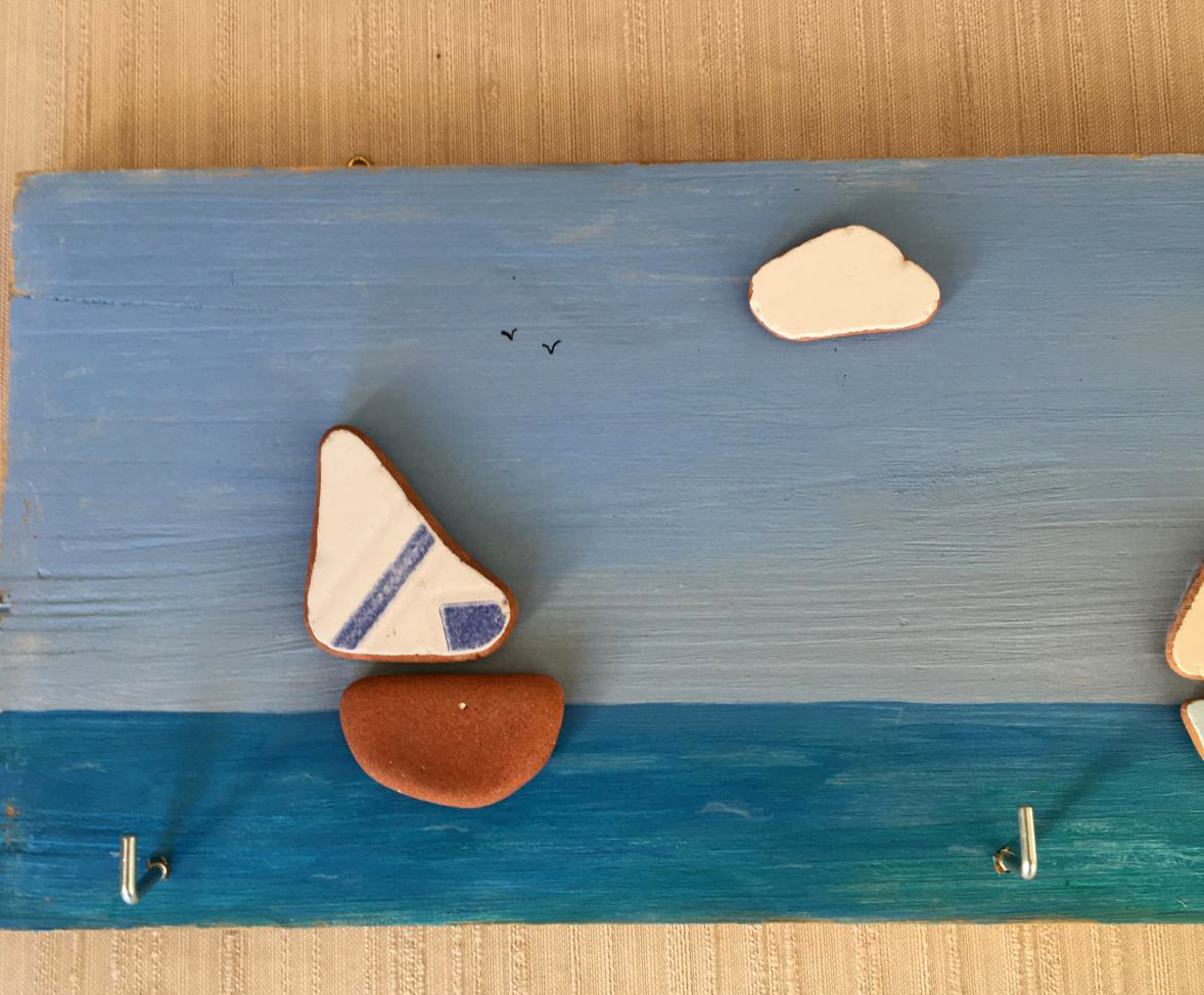 Perchero de motivos marinos o mediterráneos realizado artesanalmente con materiales reciclados