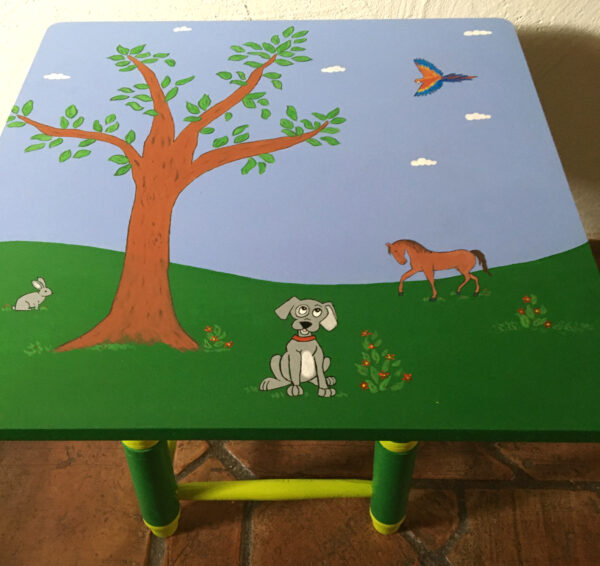 mesa infantil pintada a mano