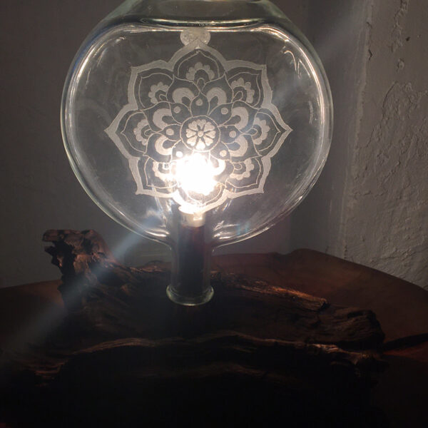 Lámpara artesanal con botella de cristal tallada con mandala