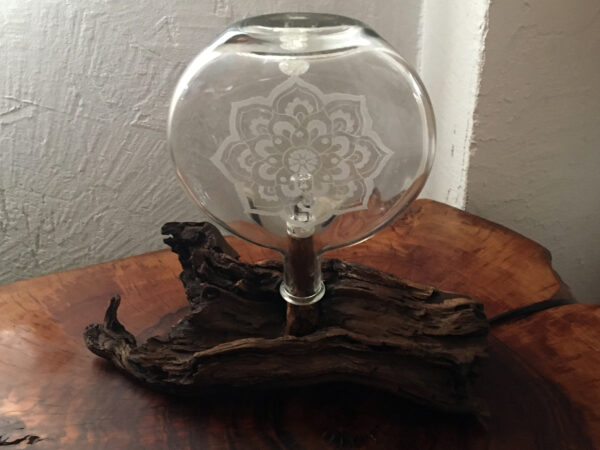 Lámpara con botella de cristal tallada con mandala