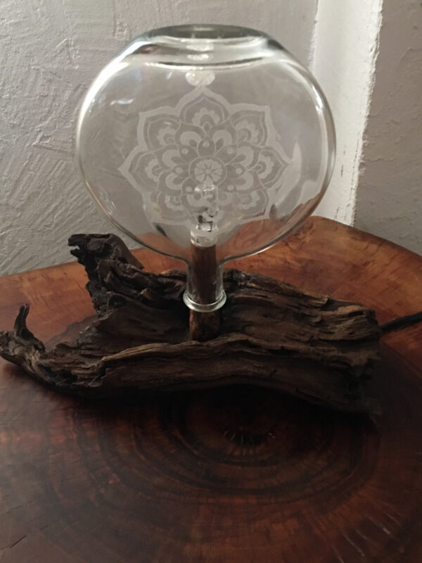 Lámpara con botella de cristal tallada con mandala