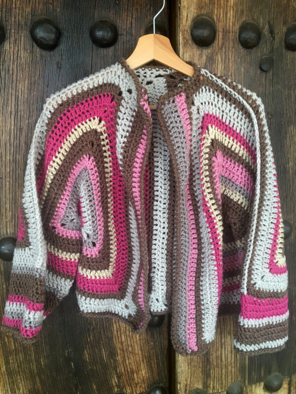 Jersey cárdigan o rebeca de crochet o ganchillo hecha a mano
