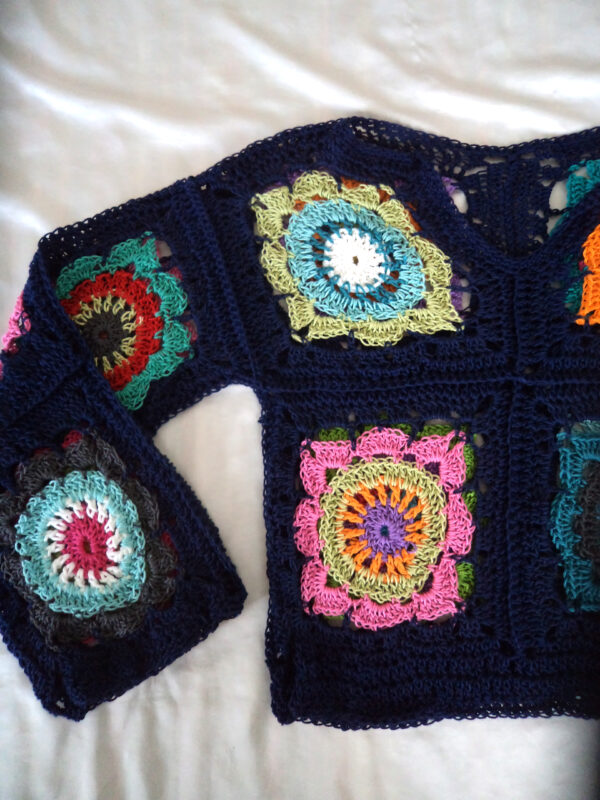 Jersey de crochet o ganchillo hecho a mano con hilos de colores