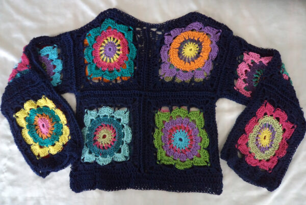 Jersey de crochet o ganchillo hecho a mano con hilos de colores