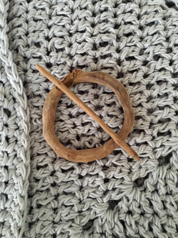 Rebeca cardigan de hilo hecha a crochet o ganchillo artesanalmente con broche de madera