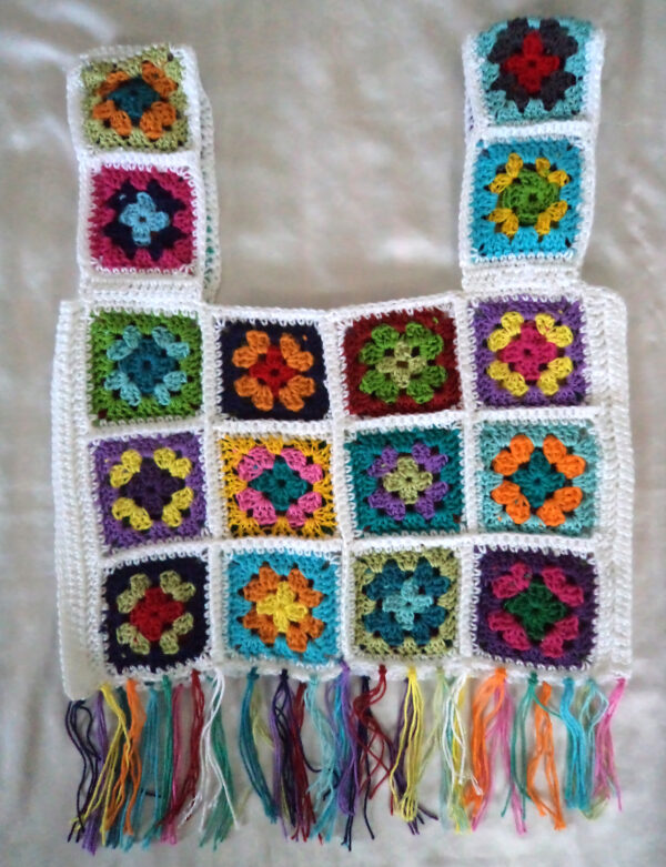 Top estilo hippie de hilo de colores hecho a crochet o ganchillo a mano