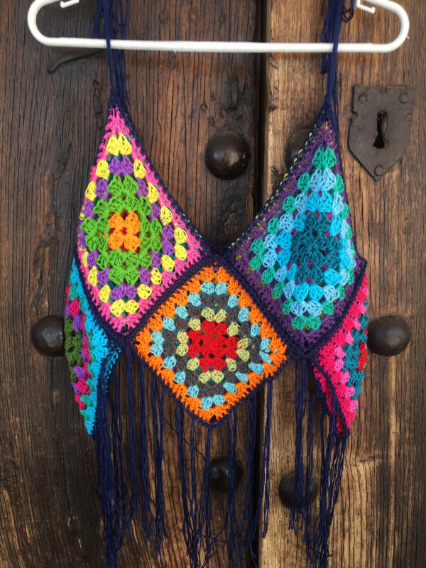 Top de crochet o ganchillo hecho a mano en hilos de colores