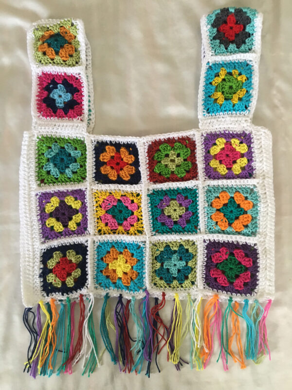 Top estilo hippie de hilo de colores hecho a crochet o ganchillo a mano