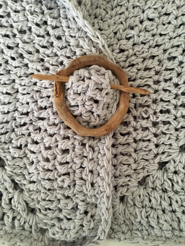 Rebeca cardigan de hilo hecha a crochet o ganchillo artesanalmente con broche de madera