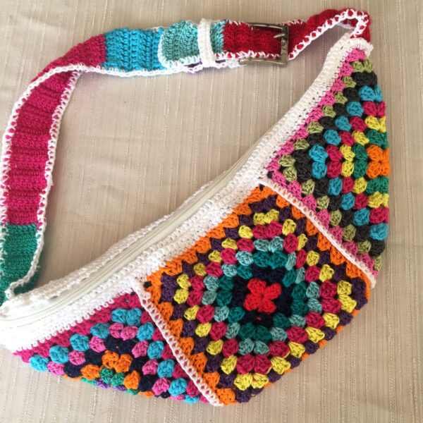 Bolso bandolera riñonera de crochet hecho artesanalmente