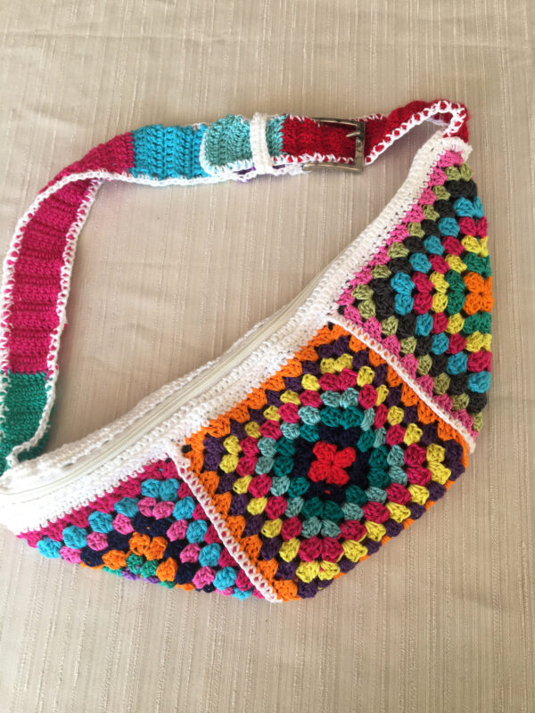 Bolso bandolera riñonera de crochet hecho artesanalmente