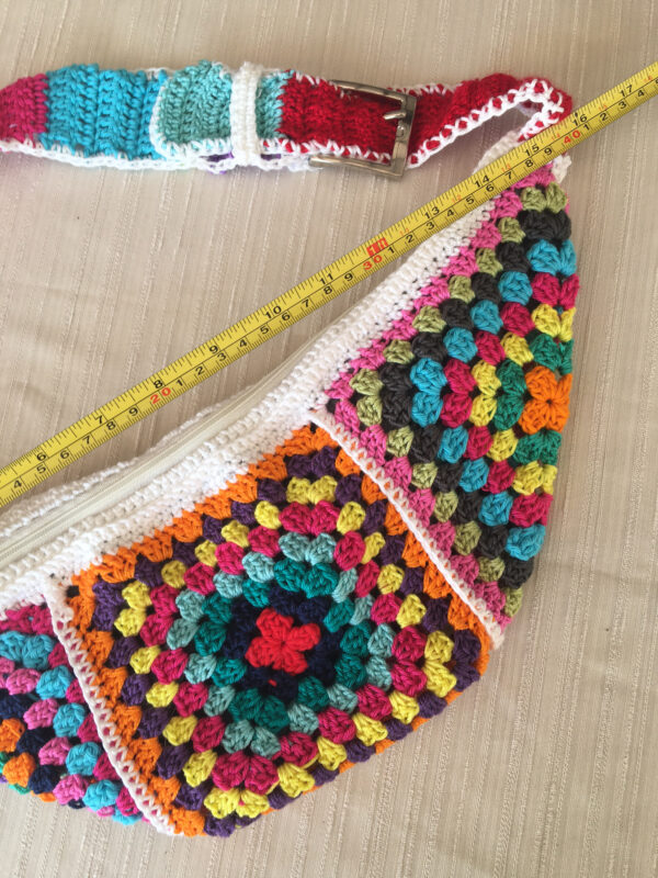 Bolso bandolera riñonera de crochet hecho artesanalmente