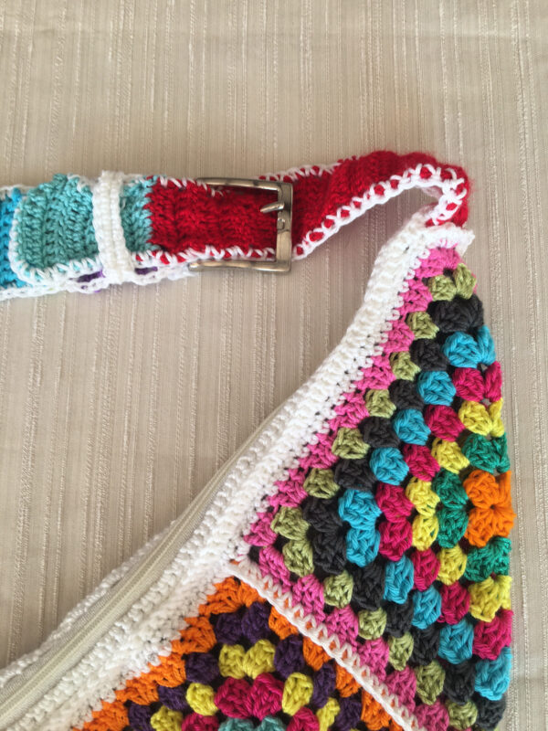 Bolso bandolera riñonera de crochet hecho artesanalmente