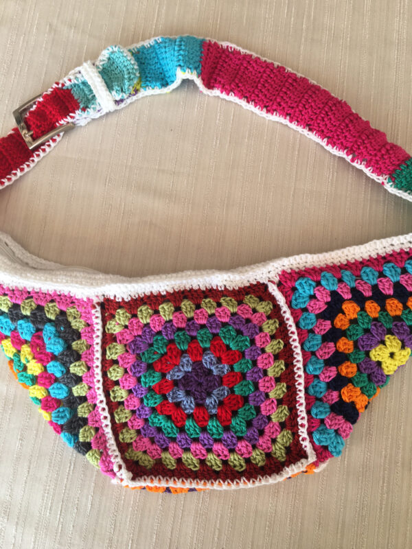 Bolso bandolera riñonera de crochet hecho artesanalmente