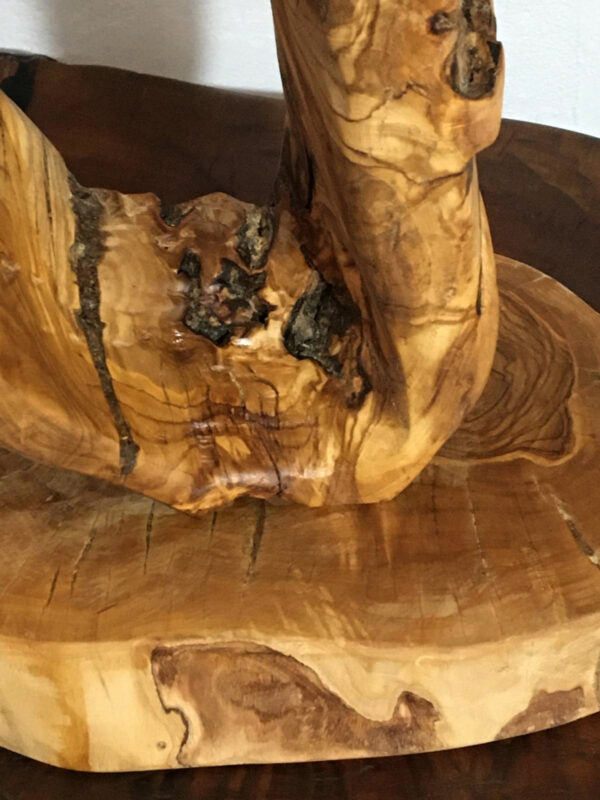 Escultura decoración realizada artesanalmente en madera de olivo