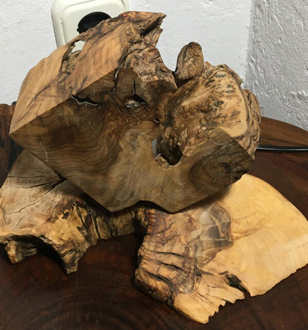 Lámpara artesanal de madera de olivo de sobremesa estilo rústico