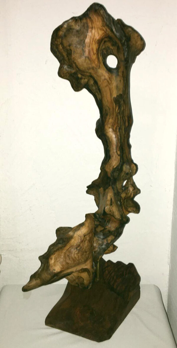 escultura decorativa hecha en madera