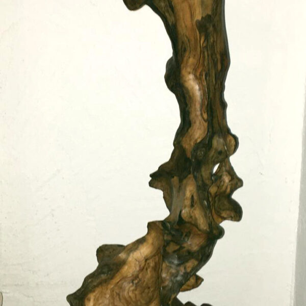 escultura decorativa hecha en madera