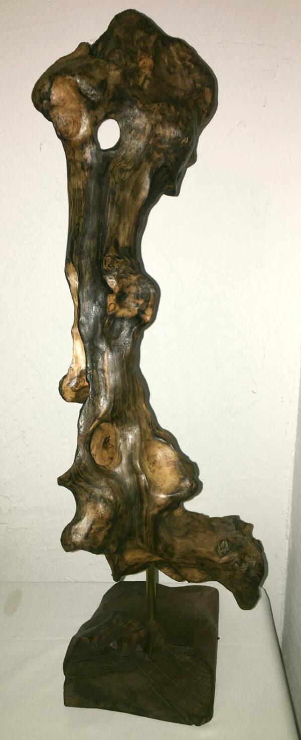 escultura decorativa hecha en madera