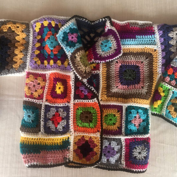 Rebeca o cárdigan hecho artesanalmente a crochet o ganchillo