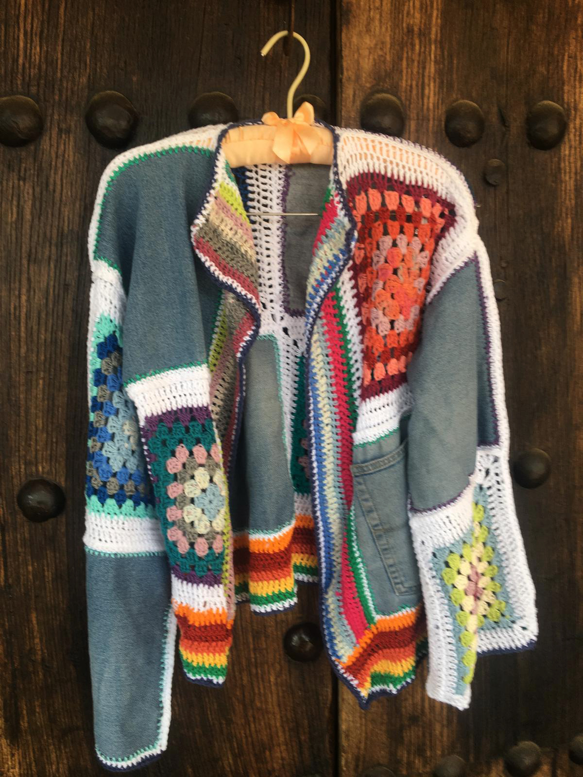 Chaqueta patchwork de crochet y vaquero