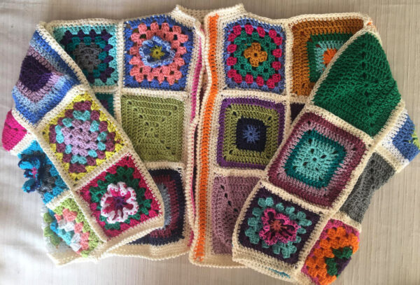 Rebeca o cárdigan hecha artesanalmente a crochet