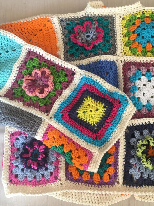 Rebeca o cárdigan hecha artesanalmente a crochet
