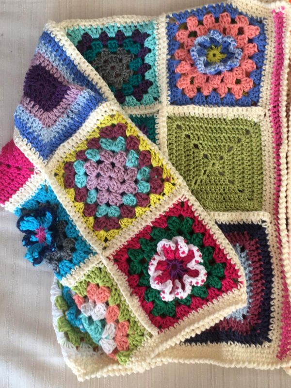Rebeca o cárdigan hecha artesanalmente a crochet