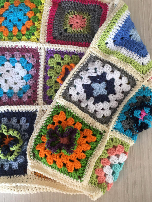 Rebeca o cárdigan hecha artesanalmente a crochet