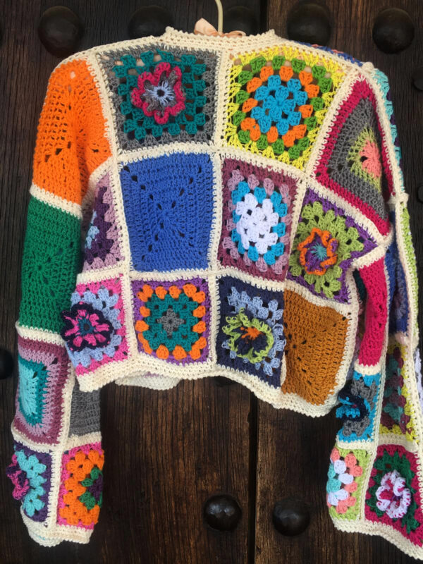 Rebeca o cárdigan hecha artesanalmente a crochet