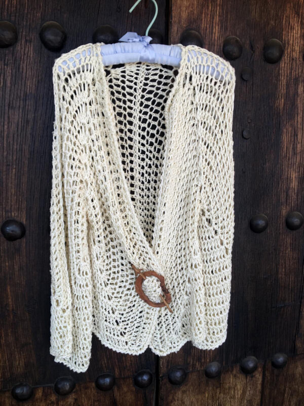 Rebeca hecha a mano a crochet o ganchillo. Tiene el cierre hecho con broche artesanal en madera