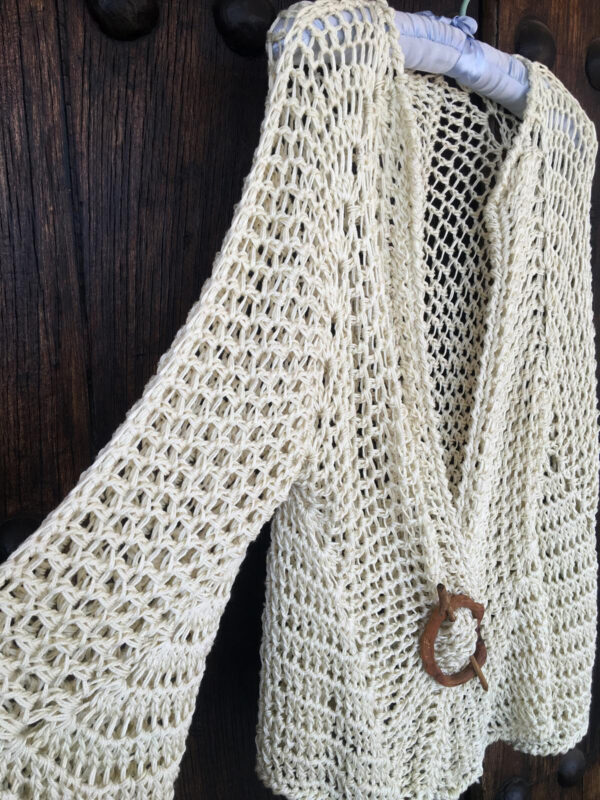 Rebeca hecha a mano a crochet o ganchillo. Tiene el cierre hecho con broche artesanal en madera