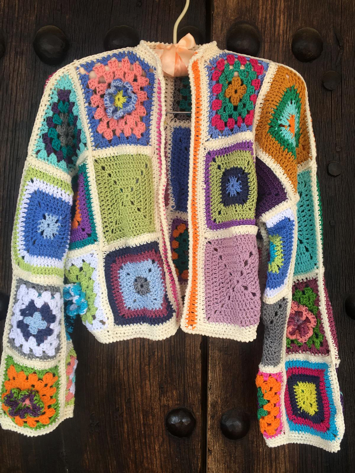 Rebeca o cárdigan hecha artesanalmente a crochet