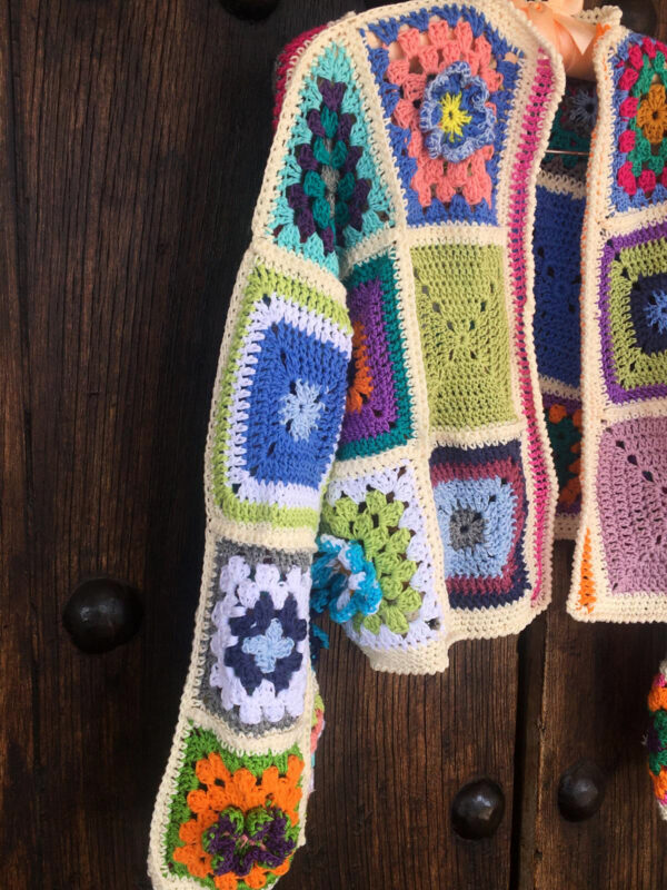 Rebeca o cárdigan hecha artesanalmente a crochet