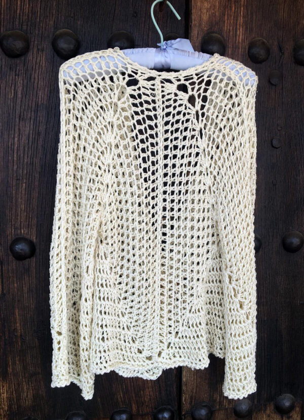 Rebeca hecha a mano a crochet o ganchillo. Tiene el cierre hecho con broche artesanal en madera