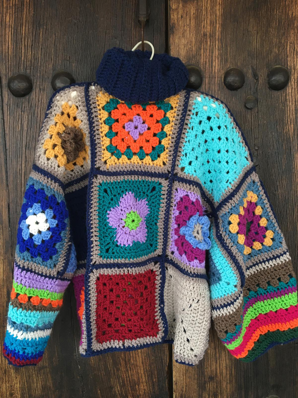 Jersey artesanal hecho a mano a ganchillo o crochet con granny squares