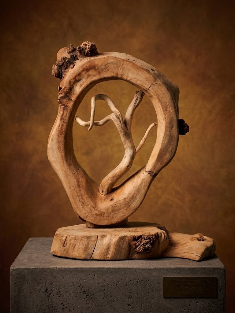 Escultura "Nacimiento de la forma" realizada en madera de olivo, tratada y pulida con cera natural de abeja