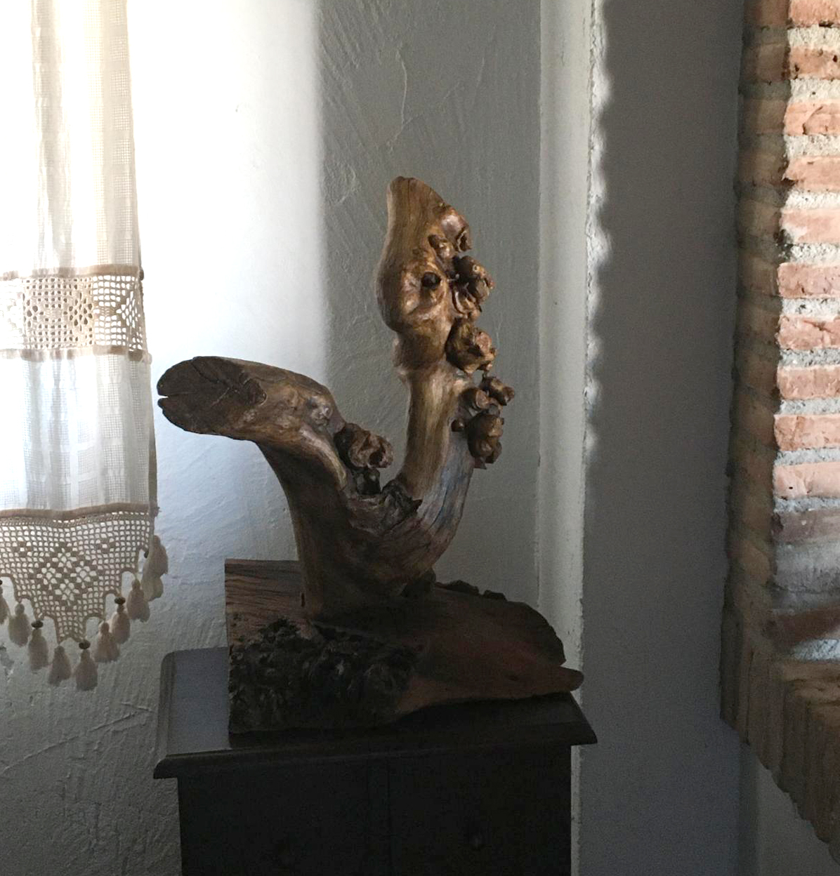 Escultura orgánicarealizada artesanalmente en madera de olivo tratada con cera natural de abeja