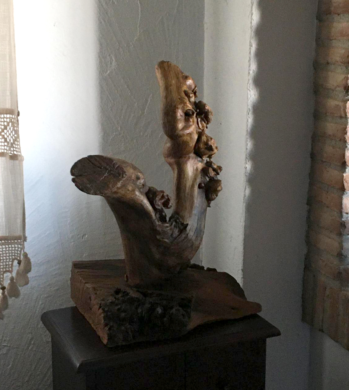 Escultura realizada artesanalmente en madera de olivo tratada con cera natural de abeja