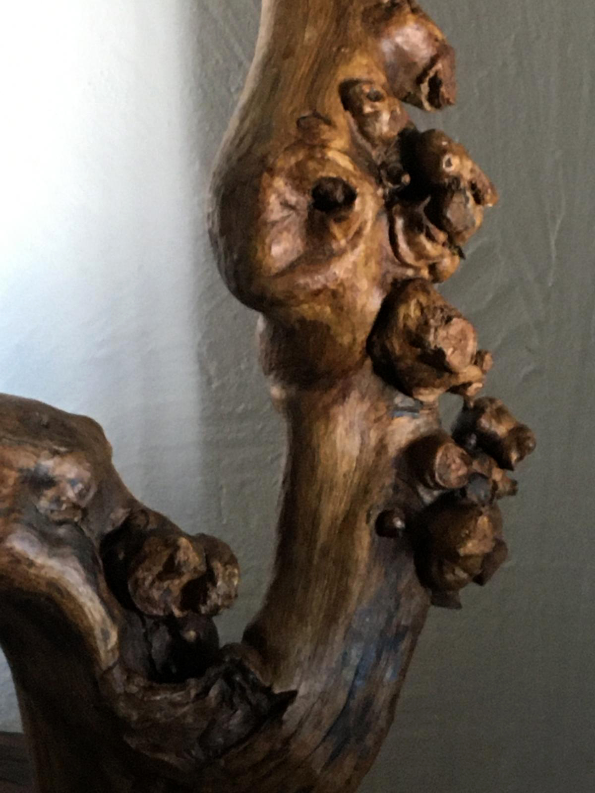 Escultura realizada artesanalmente en madera de olivo tratada con cera natural de abeja
