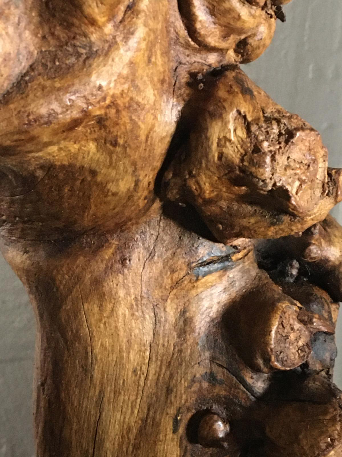 Escultura realizada artesanalmente en madera de olivo tratada con cera natural de abeja