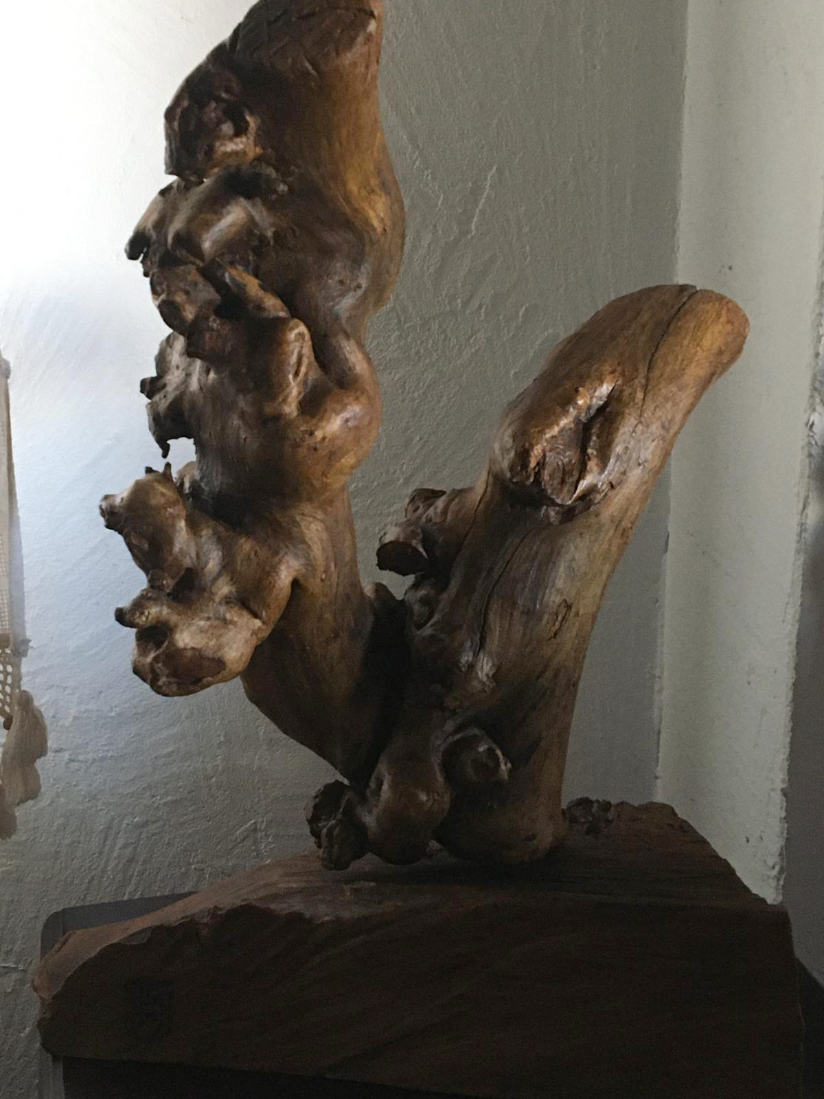 Escultura realizada artesanalmente en madera de olivo tratada con cera natural de abeja