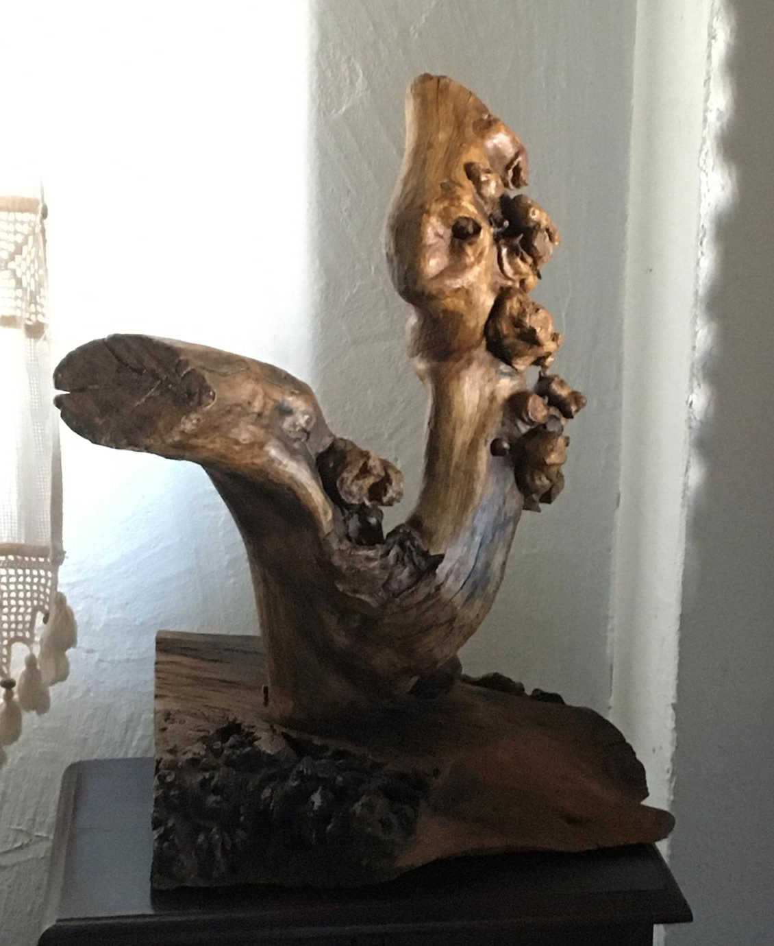 Escultura realizada artesanalmente en madera de olivo tratada con cera natural de abeja