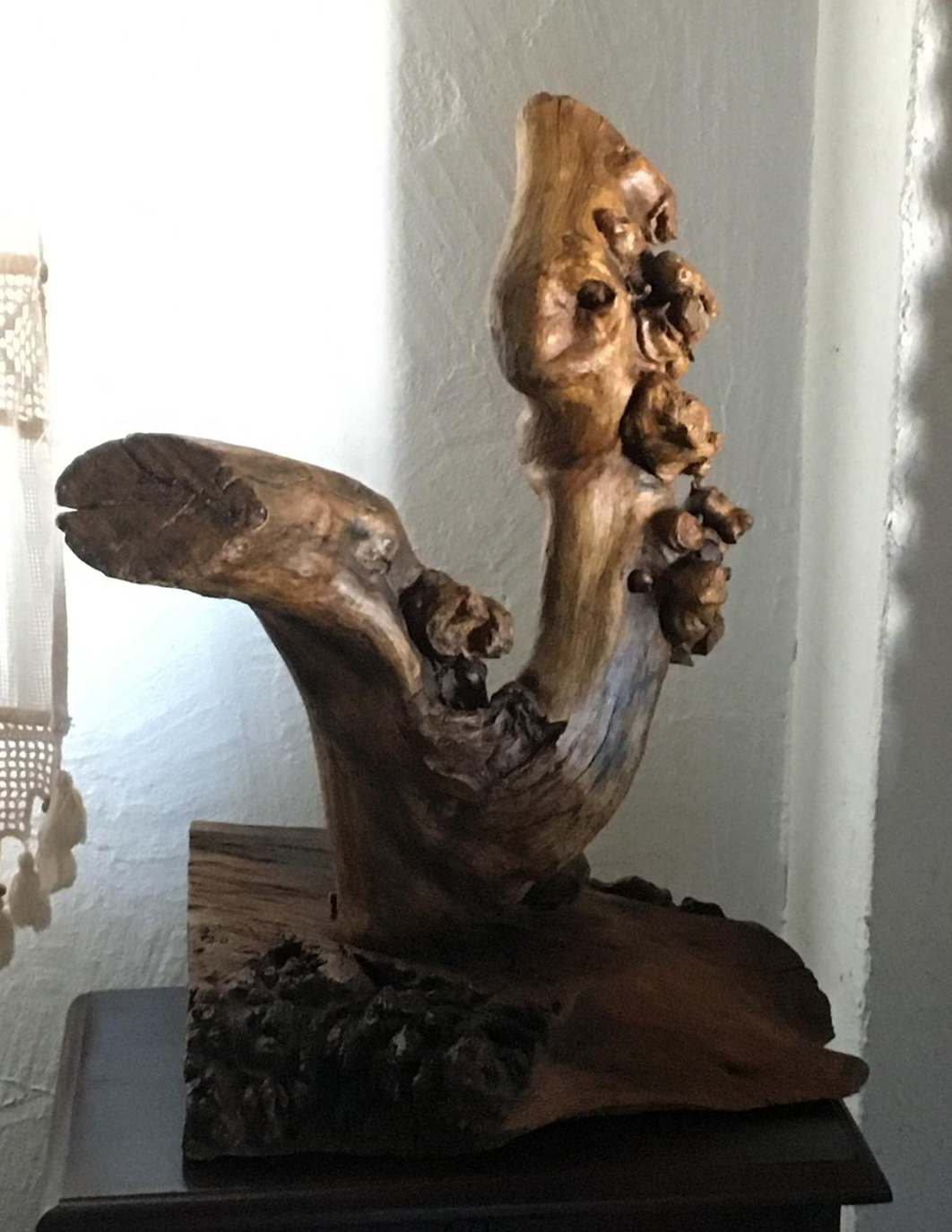 Escultura realizada artesanalmente en madera de olivo tratada con cera natural de abeja
