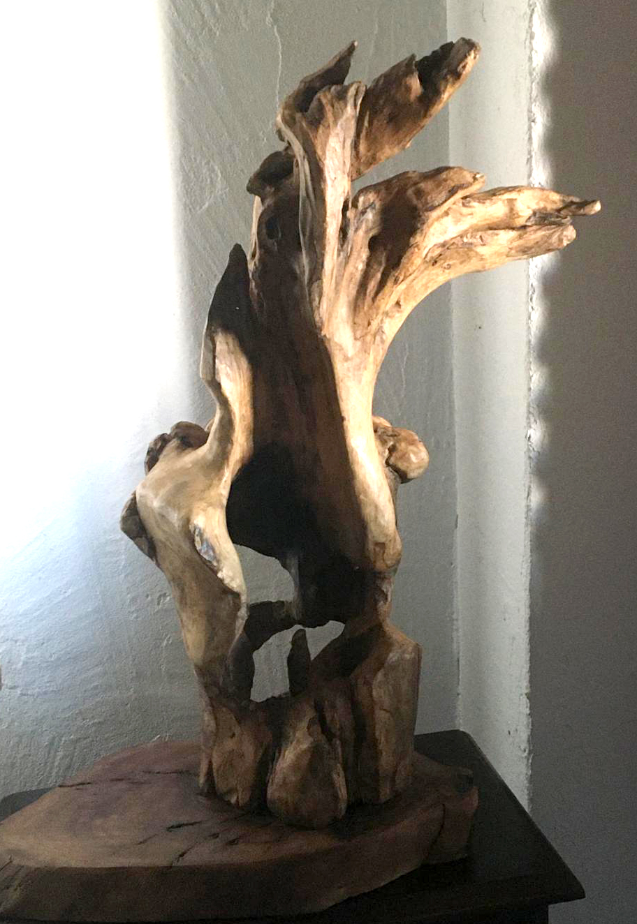 Escultura realizada artesanalmente en madera de olivo tratada con cera natural de abeja